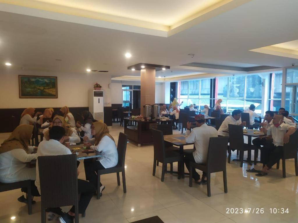 Paris Day Hotel Pamanukan Hilir Exterior foto